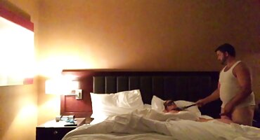 black widow sex Stepmom an ủi stepson trên giường phim sex sex với âm hộ của cô.